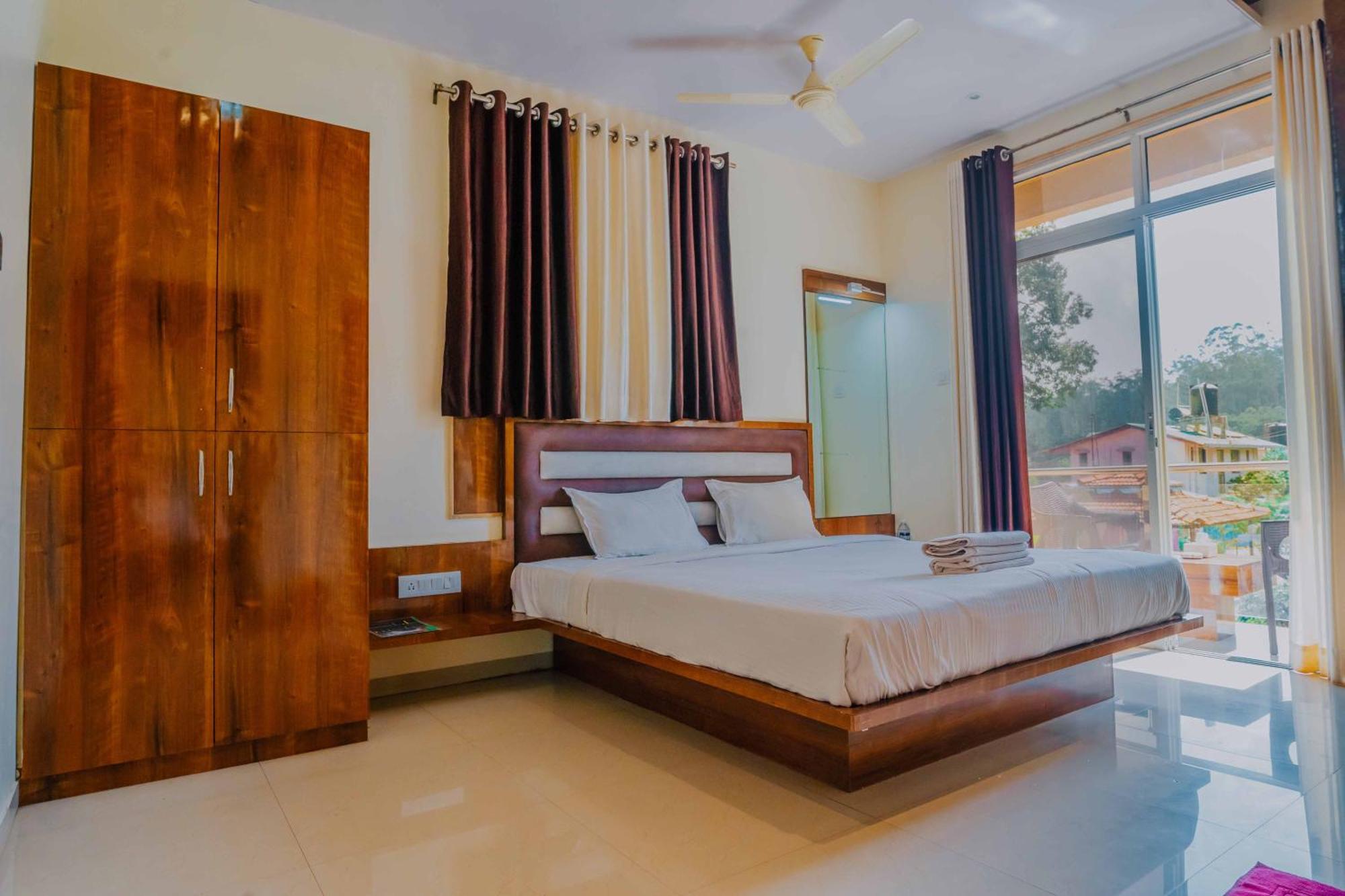 Hotel Oakwood ماهاباليشوار الغرفة الصورة