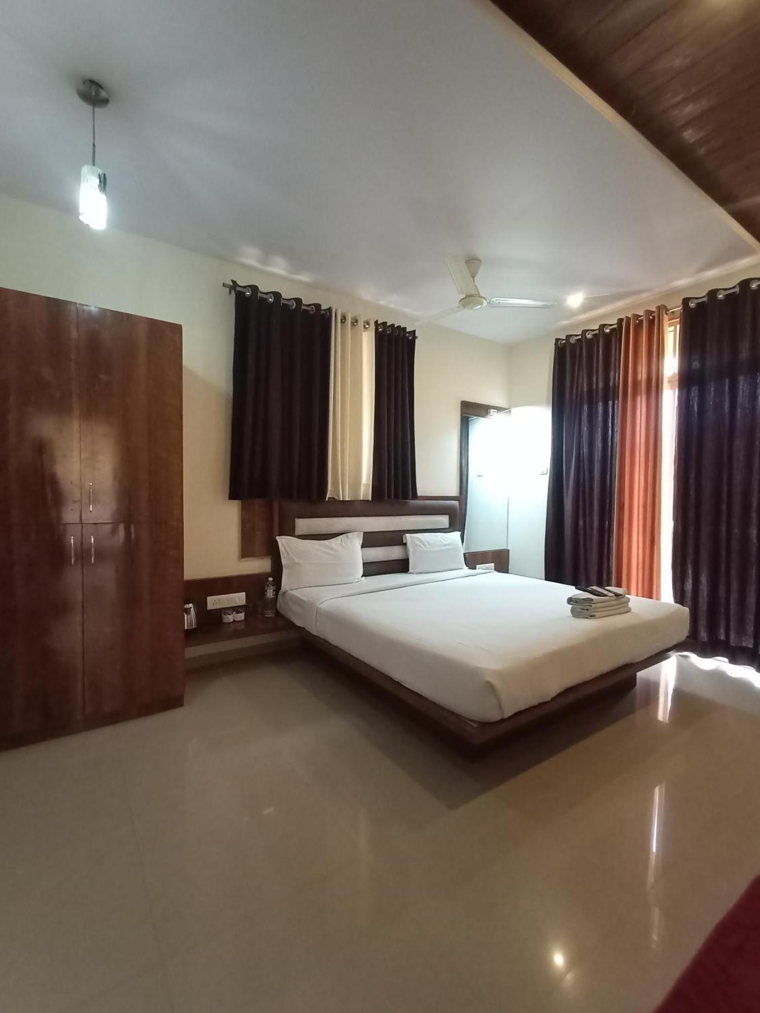 Hotel Oakwood ماهاباليشوار الغرفة الصورة