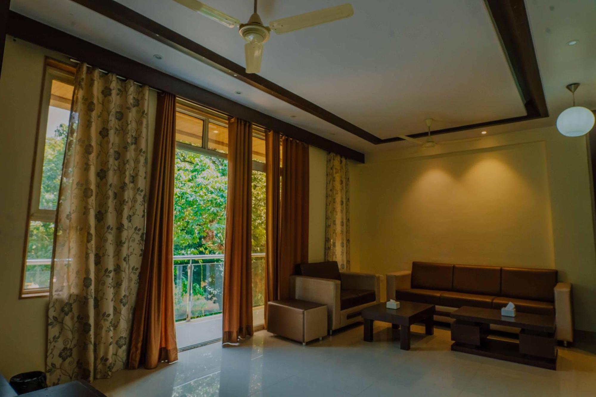 Hotel Oakwood ماهاباليشوار الغرفة الصورة